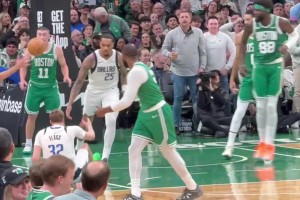 不容易啊！塔图姆投进首记三分后，单手指天庆祝！