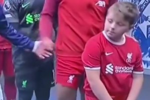 沉稳老练，尽管年轻！名场面：利物浦小球童对孙兴慜很失望