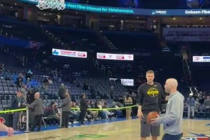 今天对阵雷霆将迎来复出！波津赛前热身罚球线投篮弹无虚发！