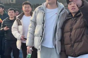 山东球迷最大的意难平回来了！丁彦雨航空降济南奥体野球场和球迷一起打球