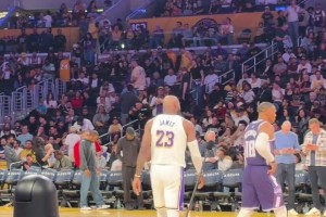 真爱粉无疑！女明星宋雨琦在洛杉矶现场观看詹姆斯比赛