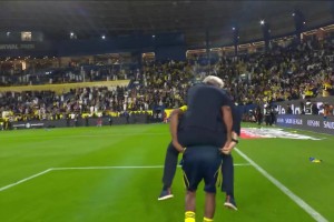 利雅得胜利11连胜！赛后教练与进球功臣这样庆祝…