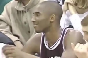 校园偶像！小瞬间：女球迷帮17岁的科比披好毛巾！