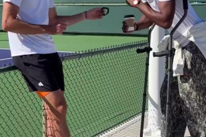 是真热爱巴特勒拄拐前去看网球！与兹维列夫互动&给球迷签名