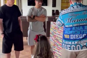 谁能不爱这样的球员？德布劳内受到了球迷的艺术品礼物！