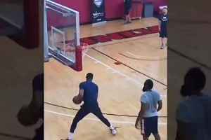 名场面：威少当着哈登的面，滑稽模仿他的后撤步！登哥都懵了