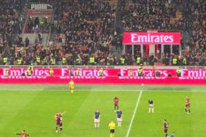 米兰球迷赛后齐喊：谁不跳起来庆祝，谁就是蓝黑军团的球迷