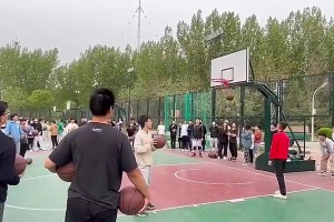 哥们这三分投的是真准啊！现场“卧槽”不断！