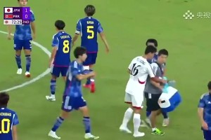 名场面！朝鲜球员向日本队工作人员要水喝还作势要打人家