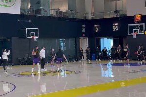 今天训练结束后，东契奇和里夫斯还PK了一下LOGO投篮！