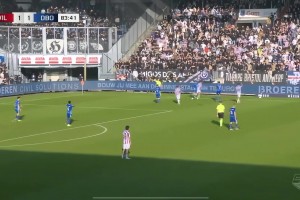 遭种族歧视！！留洋小将王博豪遭到球迷拉眼角歧视并被竖中指！