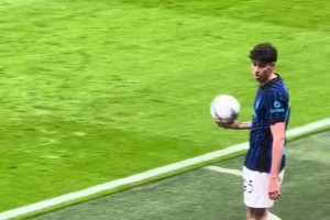 过不去的坎！实拍：米兰德比上巴斯托尼只要持球就会响起漫天嘘声