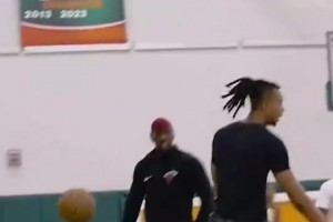 阿德巴约一条龙隔人战斧劈扣！这运球和腾空姿势，像大号韦德