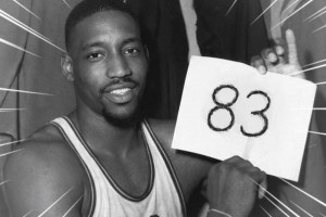 历史第2高分！赛后球迷马上制作阿德巴约举83分记分牌的图片