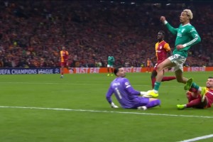 太可惜了！埃基蒂克断球单刀杀入禁区打门！被门将奋力化解！