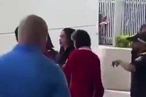 博主实拍：一名伊朗女足球员被另一人拉着走上了大巴