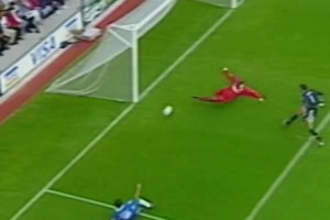 为了防守，即使是男人的最痛也奋不顾身！