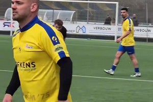 别被肚子骗了！斯内德这脚下频率和出球视野，依然是世界级的存在