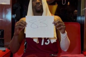 真青史留名了！阿德巴约赛后在更衣室举着83分记录纸拍照！