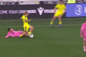 谁说梅西不防守？梅西补时追防完成干净铲断