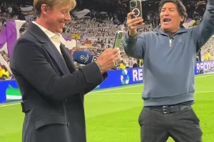 赛后古蒂被伯纳乌的气氛所震撼，拿出手机记录这一刻