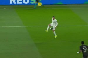 大巴黎严重漏人！恩佐送助攻，古斯托禁区内无人看防打门得手！