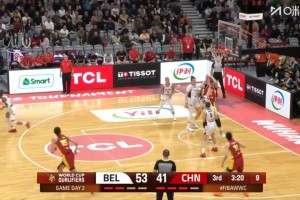 争议判罚！张子宇抢球被吹进攻犯规 球迷们不服集体起哄