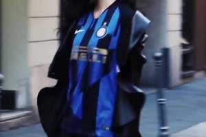 来看当年女神韩雪身披国米球衣街拍，网友：美如画❤