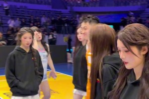 去年勇士全队得知77被交易反应炸裂库里喊李凯尔slow~