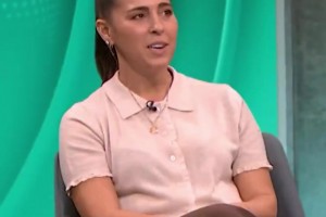 切尔西球员合围裁判开会？帕尔默表情亮了，英超官媒热议荒谬行为