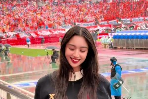 京鲁大战的看台上，泰山美女球迷的胜利之舞也跳上了