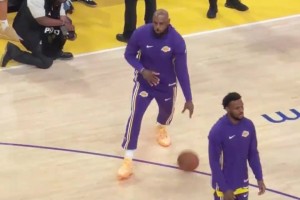 老詹搞笑的素材可真不少啊！都给现场球迷看乐了！