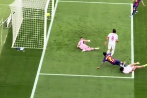 带刀后卫！现场看坎塞洛奔袭一条龙破门，斩获回归巴萨首球