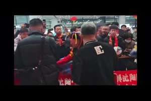 网传球迷现场喊话李金羽：为什么不上邦本，李金羽为啥这么踢