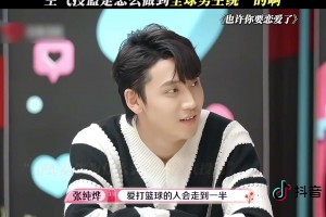 现在小女生都喜欢自拍！李月汝晒视频：生活一肘给我眼线都肘飞了