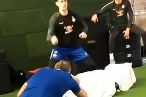 这反应绝了！当年库尔图瓦展示门将专属神仙训练法，这手速太快了