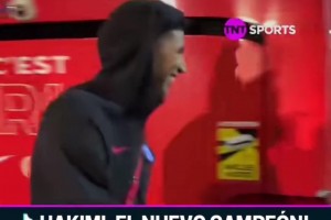 得知非洲杯冠军改判后，阿什拉夫面带微笑地离开了体育场 ☺