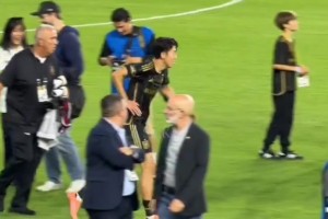 这么喜欢狗狗呀~实拍：孙兴慜球场疯狂撸狗停不下来~