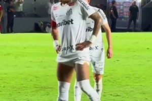 确定没演❓️巴甲球员“回头望月”自摆乌龙