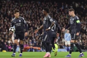 21岁很老成！居莱尔拿着皮球，等维尼修斯调整好状态才将球给他