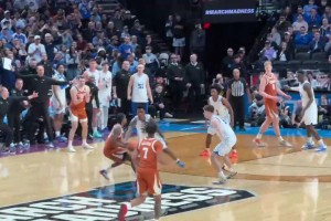 疯三就是刺激啊☺️杨百翰大学极限三分！立马被对手压哨还了一个