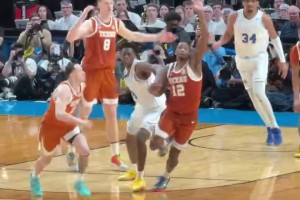 可惜球已下落！迪班萨回防恐怖追帽但最终被吹干扰球