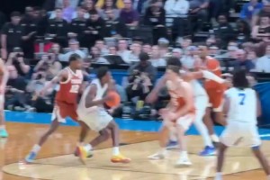 全队一半的得分啊！迪班萨顶着夹击上篮打进！已砍下30分！