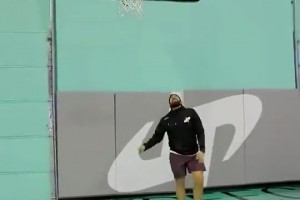 东契奇vs普通人的体型差距，很大一只啊！这节奏也是无敌！