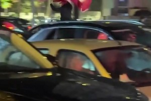 塞内加尔冠军被剥夺后，摩洛哥的街头出现大批疯狂庆祝的球迷！