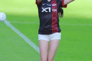 郑老六越来越得劲儿了 看看女mc的赛场日常吧！