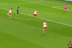 萨内硬解球！重温经典：24年欧冠半决赛首回合，拜仁2比2战平皇马