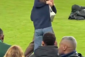 奖杯要捧，女儿也要宠！看战术大师瓜迪奥拉如何一秒变身女儿奴~