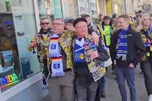 关系很好啊！多特蒙德球迷和汉堡球迷结伴同行！