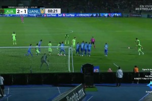 墨超后卫超级巨大的失误，顶进对手开出的任意球